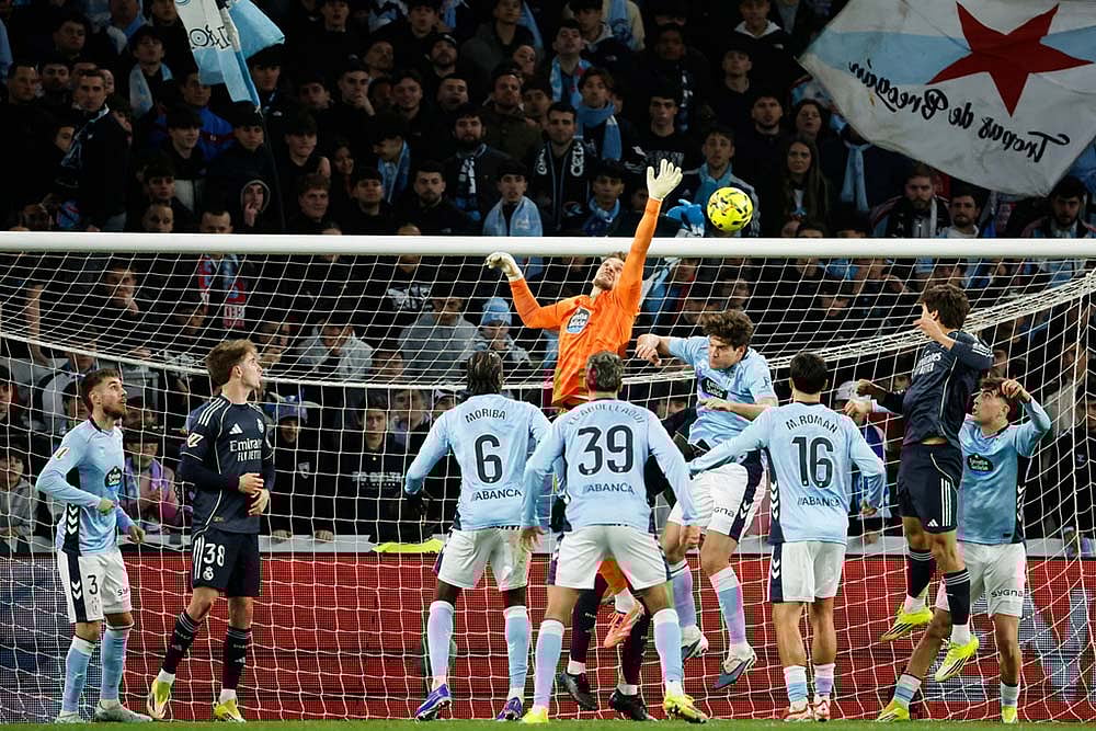| Photo: AP/Lalo R. Villar : Celtas goalkeeper Ionut Radu clears a ball during a Spanish La Liga soccer match between Celta Vigo and Real Madrid in Vigo, Spain.