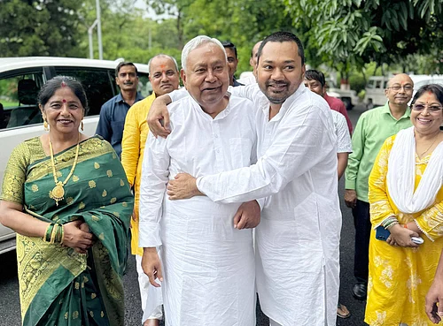 IMAGO / Hindustan Times : Bihar Chief Minister Nitish Kumar with his son Nishant Kumar on Nishants birth day at 1, Anne Marg on July 20, 2025 in Patna, India