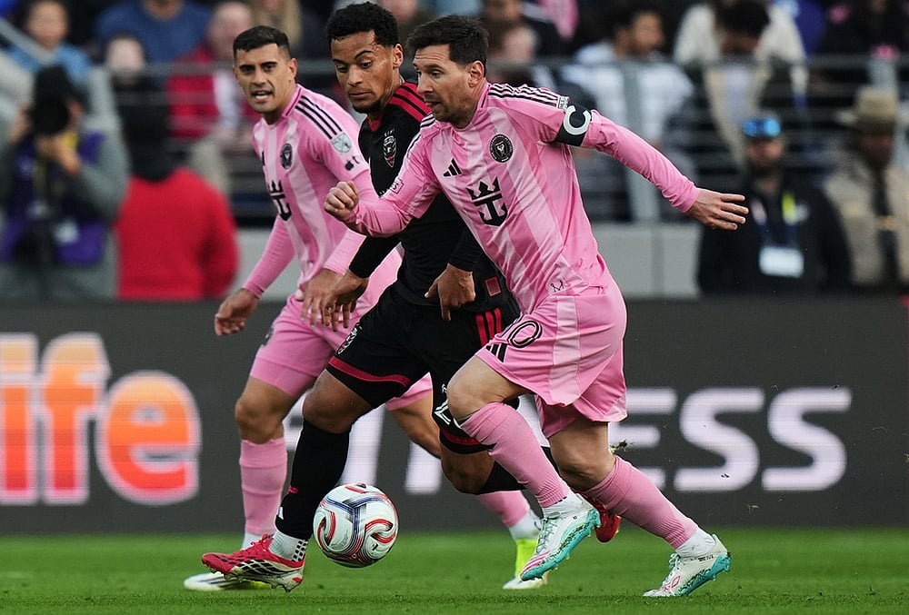 | Photo: AP/Stephanie Scarbrough : Inter Miami forward Lionel Messi (10) advances past D.C. United midfielder Brandon Servania, center, to score during the first half of an MLS soccer match in Baltimore.