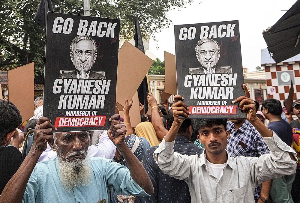 | Photo: PTI/Swapan Mahapatra : People show placards with go back at a demonstration during the visit of Chief Election Commissioner Gyanesh Kumar to Kalighat Kali Temple, in Kolkata.