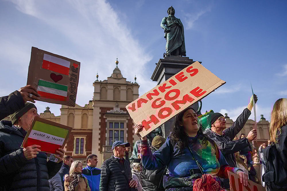 | Photo: IMAGO/Beata Zawrzel : Demonstration Against Israeli-American Aggression On Iran People hold flags and banners while attending Hands off Iran rally at the Main Square in Krakow, Poland