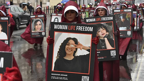 IMAGO / ZUMA Press Wire : Protesters dressed up as handmaids marched through Whitehall holding placards with pictures of the victims of the growing freedom uprising in Iran, over the death of Mahsa Amini following her arrest by Iranian morality police.
