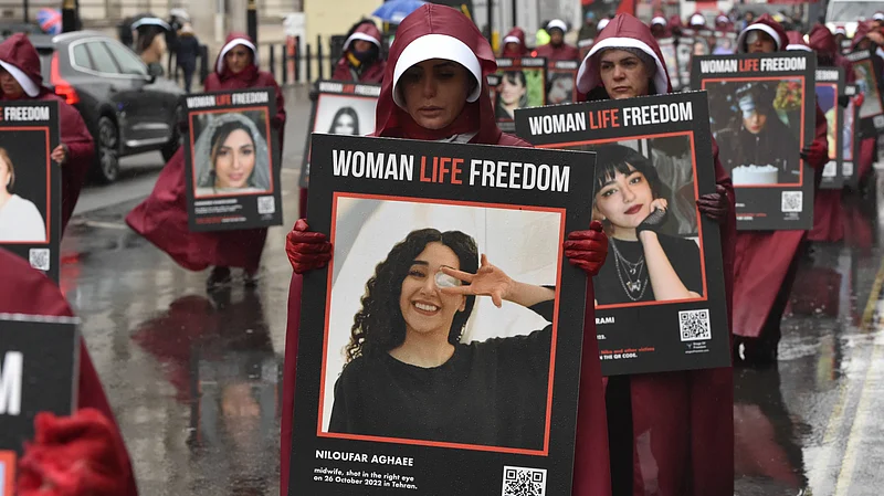 IMAGO / ZUMA Press Wire : Protesters dressed up as handmaids marched through Whitehall holding placards with pictures of the victims of the growing freedom uprising in Iran, over the death of Mahsa Amini following her arrest by Iranian morality police.