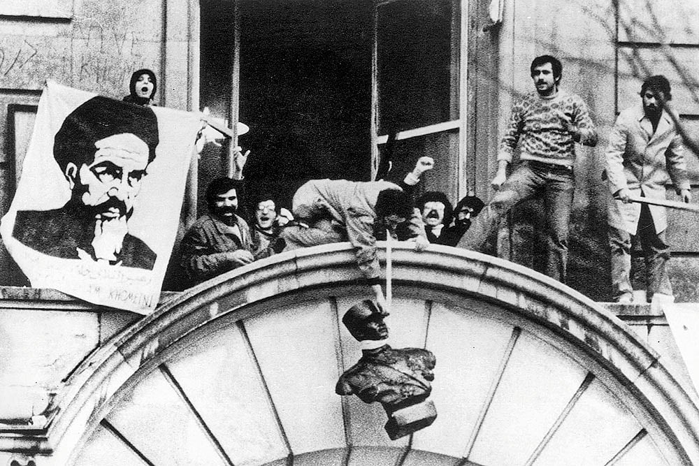 | Photo: Imago/Granger Historical Picture Archive : Embassy Occupied: Iranian students hang a bust of Mohammad Reza Shah Pahlavi at the Iranian embassy in Paris in 1979