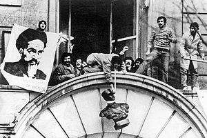 | Photo: Imago/Granger Historical Picture Archive : Embassy Occupied: Iranian students hang a bust of Mohammad Reza Shah Pahlavi at the Iranian embassy in Paris in 1979