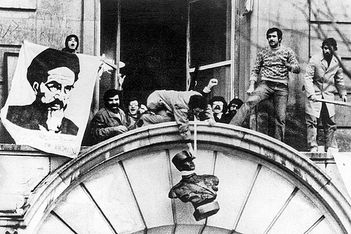 | Photo: Imago/Granger Historical Picture Archive : Embassy Occupied: Iranian students hang a bust of Mohammad Reza Shah Pahlavi at the Iranian embassy in Paris in 1979