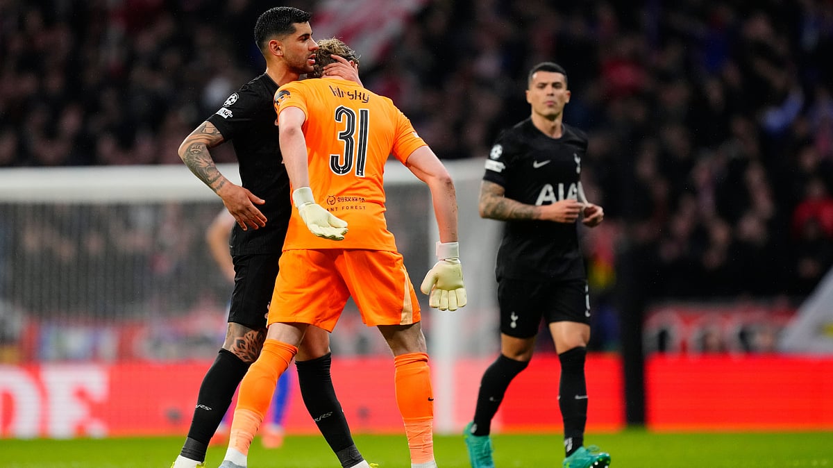 | Photo: AP/Jose Breton : Tottenham's goalkeeper Antonin Kinsky, center, is greeted by teammates after being substituted during the first leg of the Champions League round of 16 soccer match between Atletico Madrid and Tottenham in Madrid, Spain, Tuesday, March 10, 2026.