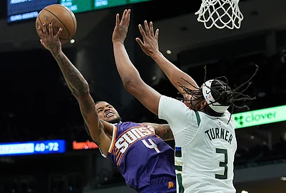 | Photo: AP/Aaron Gash : Phoenix Suns Jalen Green (4) shoots against Milwaukee Bucks Myles Turner during the second half of an NBA basketball game in Milwaukee.