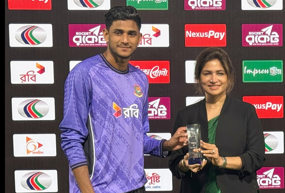 | Photo: AP/Mahmud Hossain Opu : Bangladeshs Nahid Rana, left, received player of the match award from director of the Bangladesh Cricket Board, Rubaba Dowla after Bangladesh won the first one day international cricket match against Pakistan in Mirpur, Bangladesh.