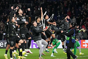 | Photo: AP/Michel Euler : PSG players celebrate at the end of the first leg of the Champions League round of 16 soccer match between Paris Saint-Germain and Chelsea, in Paris.