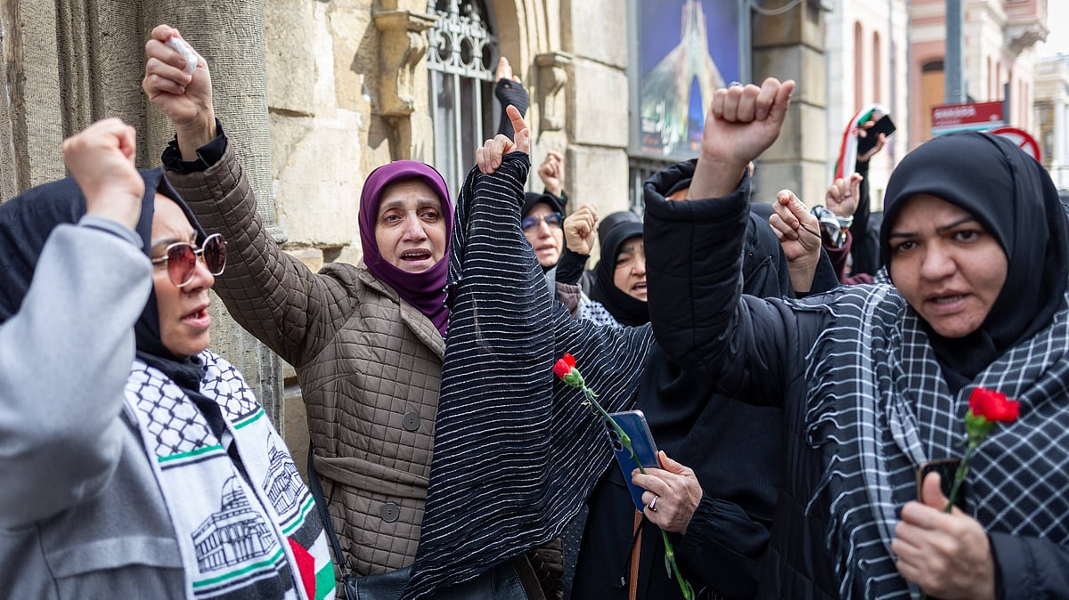 Source: IMAGO /  ZUMA Press Wire : March 5, 2026: Iranians living in Istanbul gathered in front of the Iranian Consulate to commemorate the children killed in an attack on the Shajareh Tayyebeh Girls Primary School in the city of Minab, in Irans Hormozgan province. In the attack on 28 February 2026, more than 150 people, most of them students, were killed; protesters left carnations at the consulate gate in memory of the children. 