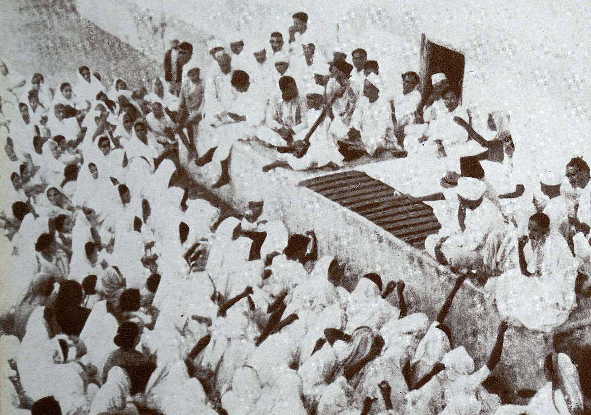 IMAGO / United Archives : Scenes on the eve of the march on foot to the sea coast of Dandi, called on the Dandi March or Salt Satyagraha led by Mahatma Gandhi. This peaceful resistance was part of Gandhis Non-violent opposition to British rule in India