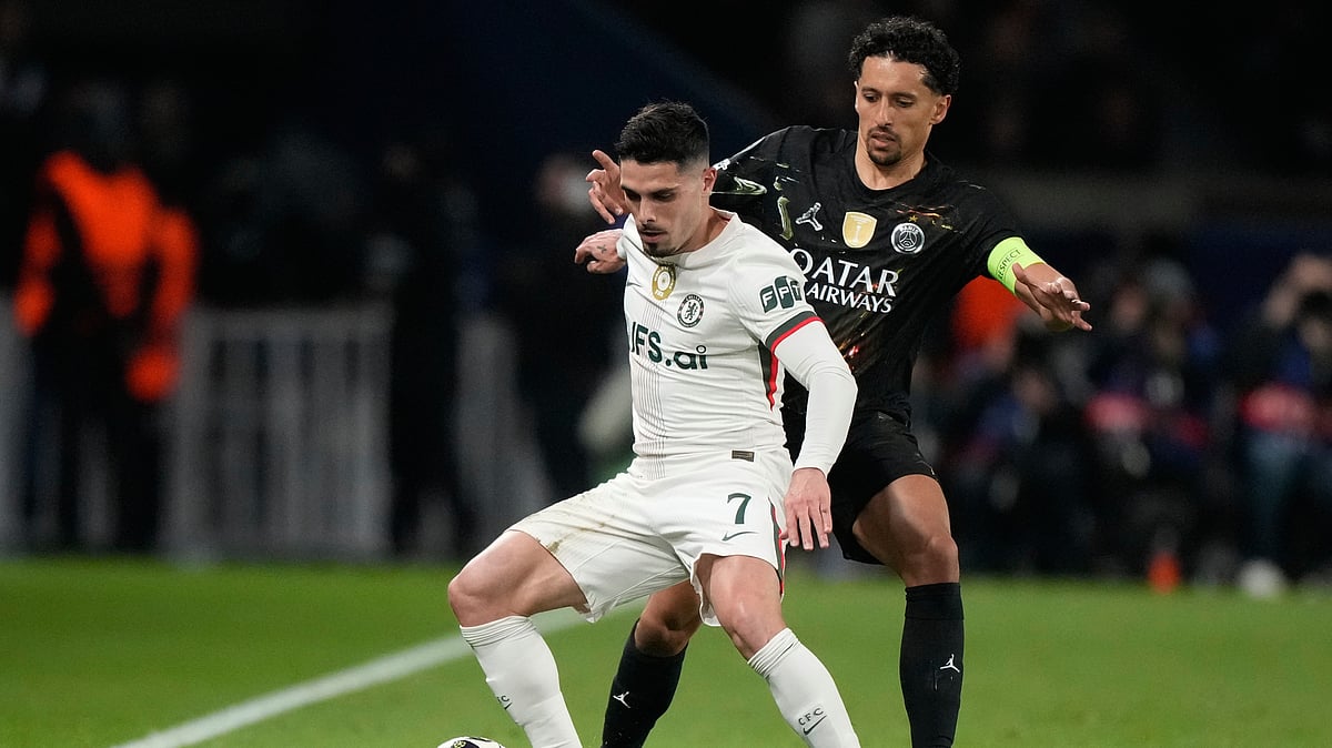 AP/Michel Euler : Chelsea's Pedro Neto, front, and PSG's Marquinhos challenge for the ball during the first leg of the Champions League round of 16.