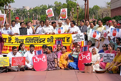 | Photo: PTI/Ravi Choudhary : LoP in the Lok Sabha Rahul Gandhi, with Congress MPs TR Baalu, KC Venugopal, Jothimani, Praniti Shinde and others stage a protest in Parliament premises over LPG shortage during the second part of Budget session, in New Delhi.