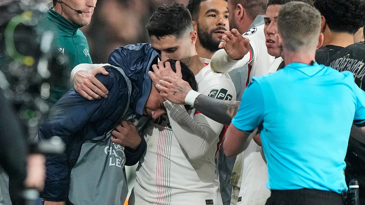 | Photo: AP/Michel Euler : Chelsea's Pedro Neto, center, embraces a ballboy who he pushed in a rush to get the ball back in play, during the first leg of the Champions League round of 16 soccer match between Paris Saint-Germain and Chelsea, in Paris, Wednesday, March 11, 2026. 