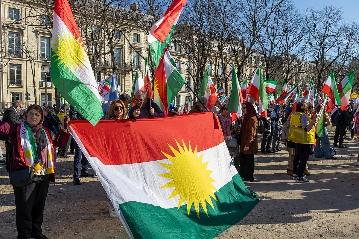 IMAGO / SOPA Images : Rally in Paris support Maryam Rajavis Ten-Point Plan for a Democratic Iran Demonstrators carry Kurdish and Iranian flags during a rally organized by Franco-Iranian associations supporting the National Council of Resistance of Iran in central Paris.
