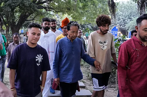 Vikram Sharma : Laddakhi activist Sonam Wangchuk interacting with representatives of Farmers Unions and Students on the 11th day of his fast at Laddakh Bhawan in Delhi
