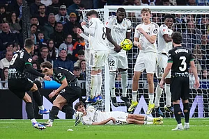 | Photo: AP/Manu Fernandez : Real Madrid players block a free kick by Elche's Andre Silva during a Spanish La Liga soccer match between Real Madrid and Elche CF, in Madrid.