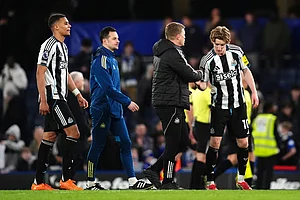 | Photo: John Walton/PA via AP : Newcastle United's Anthony Gordon, right, is congratulated by manager Eddie Howe following victory in the Premier League match between Chelsea and Newcastle, in London.