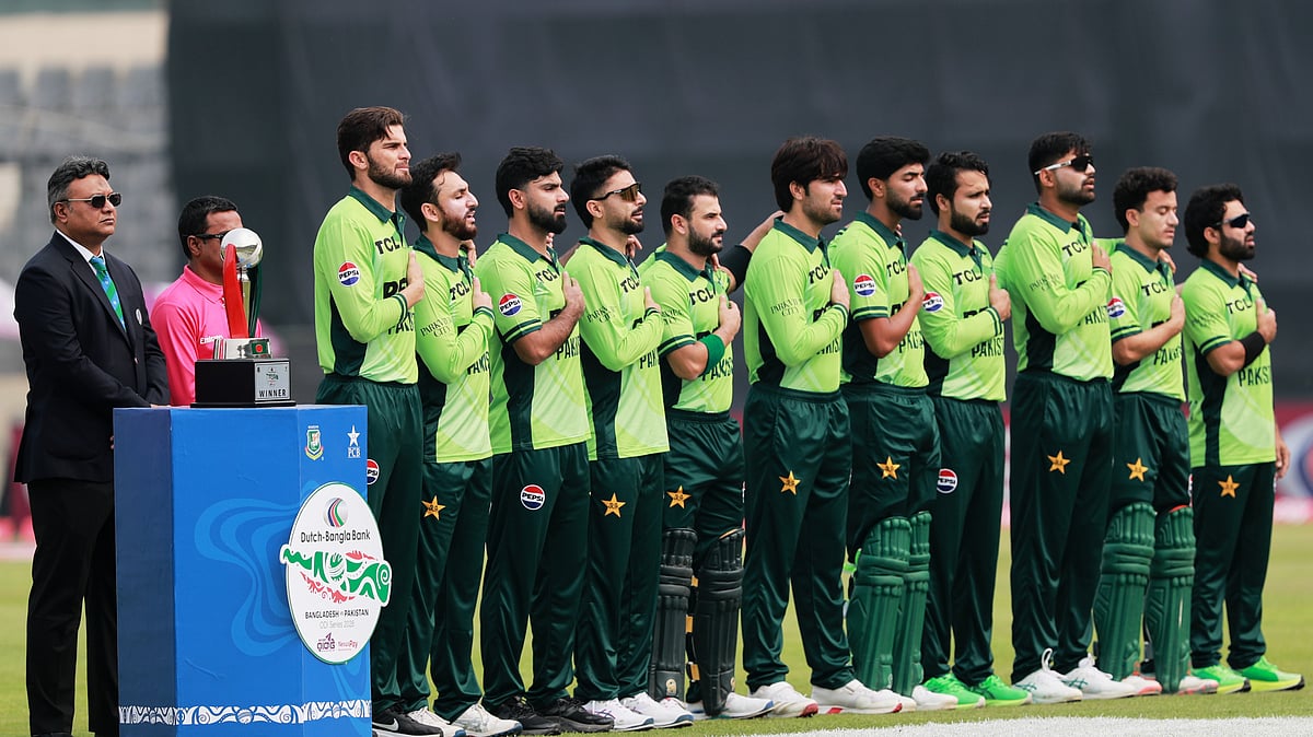 (AP Photo/Mahmud Hossain Opu) : Pakistans players stand up for the national anthem before the start of the first one day international cricket match between Bangladesh and Pakistan in Mirpur, Bangladesh, Wednesday, March 11, 2026.