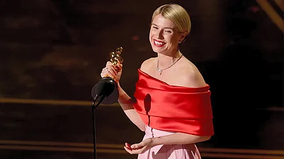 X : Jessie Buckley wins the Best Actress award for Hamnet (2025)