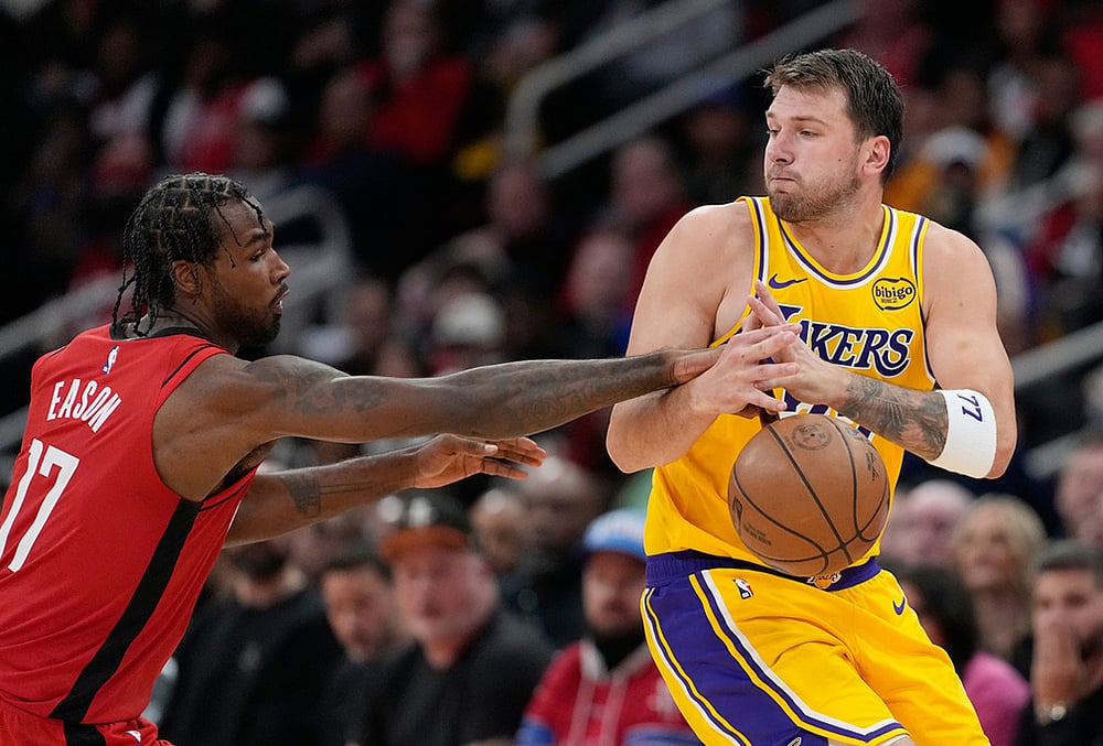 | Photo: AP/David J. Phillip : Houston Rockets Tari Eason (17) knocks the ball away from Los Angeles Lakers Luka Doncic during the second half of an NBA basketball game in Houston. 