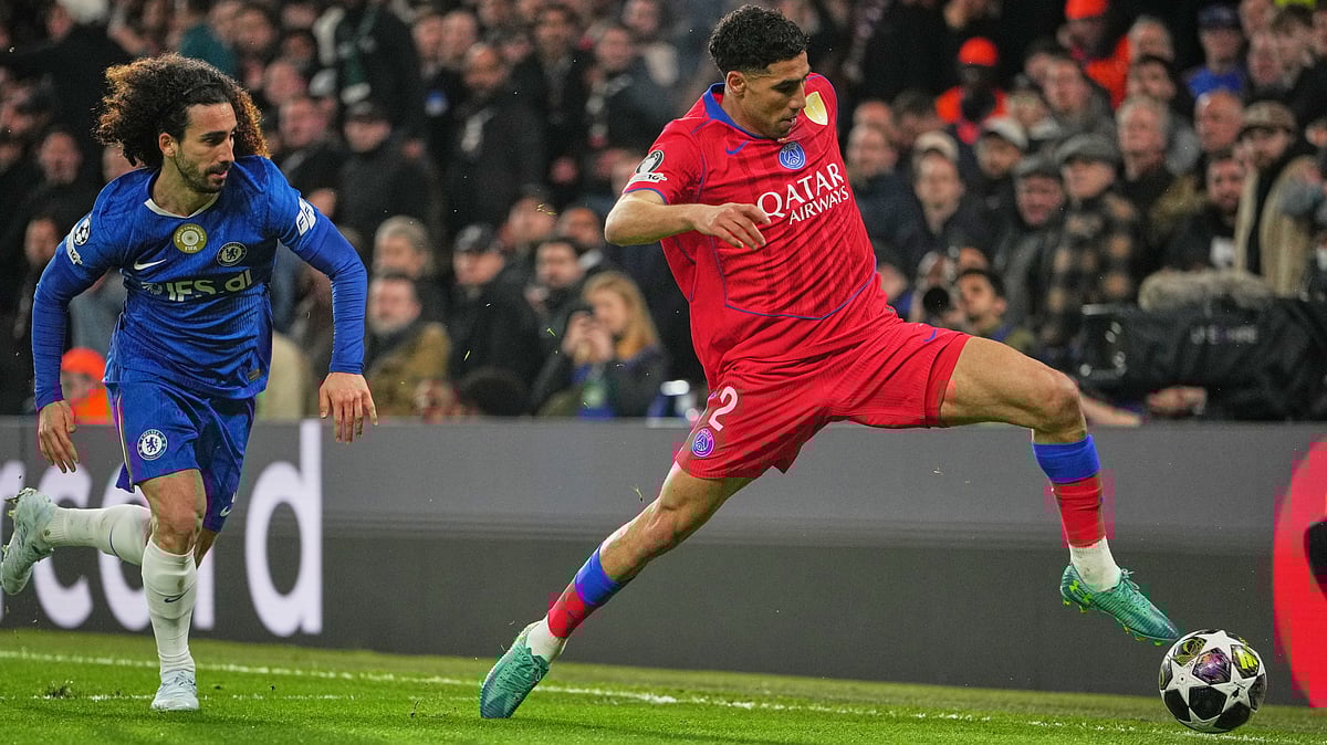 AP/Kin Cheung : Chelsea's Marc Cucurella, left, and PSG's Achraf Hakimi in action during the Champions League soccer match between Chelsea and Paris Saint-Germain