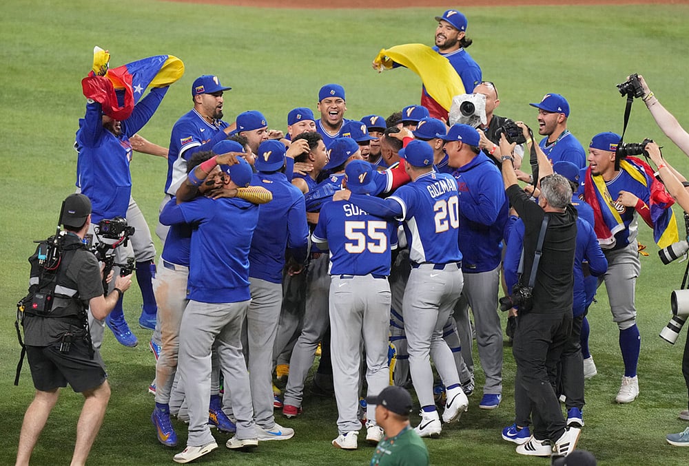 | Photo: AP/Lynne Sladky : Venezuela celebrates after defeating the United States in the championship game of the World Baseball Classic, in Miami. 