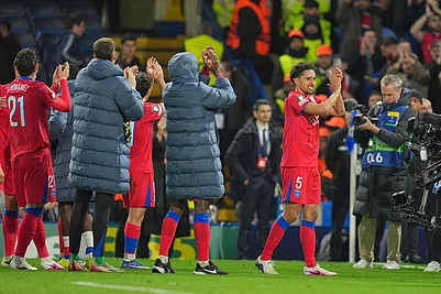 | Photo: AP/Kin Cheung : Paris Saint-Germain players celebrate their victory at the Champions League soccer match between Chelsea and Paris Saint-Germain in London, England.