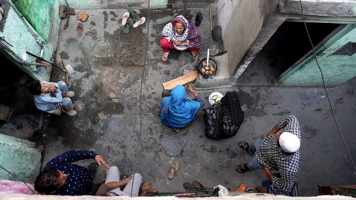 Tribhuvan Tiwari
 : Both domestic and commercial LPG requirements are unmet in Delhis Okhla, amid a national crisis triggered by the West Asia war.