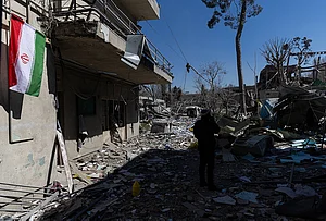 | Photo: IMAGO/Sobhan Farajvan : The police station targeted during the airstrikes on the fourth day of the US-Israel war against Iran. A police station and one of the judiciary buildings in Tehrans Grand Bazaar were heavily targeted and attacked.