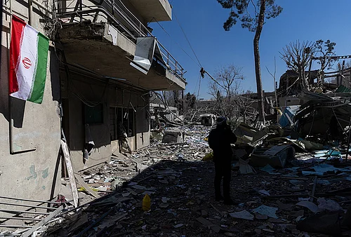 | Photo: IMAGO/Sobhan Farajvan : The police station targeted during the airstrikes on the fourth day of the US-Israel war against Iran. A police station and one of the judiciary buildings in Tehrans Grand Bazaar were heavily targeted and attacked.