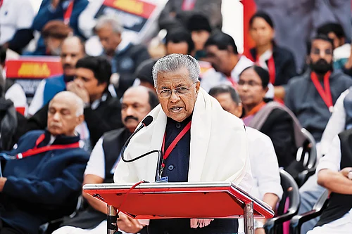Photo: Imago/Hindustan Times : Whither Federalism?: Pinarayi Vijayan addresses a gathering at Jantar Mantar in Delhi about eroding Centre-state relations