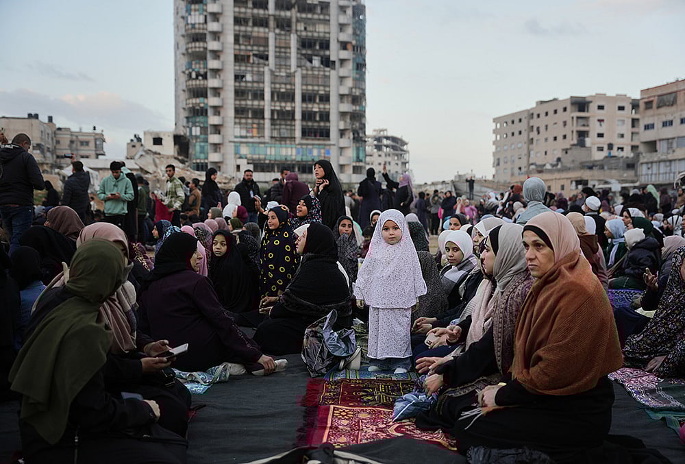 | Photo: AP/Abdel Kareem Hana : Palestinians gather for Eid al-Fitr prayers in Gaza City, Friday, March 20, 2026. 
