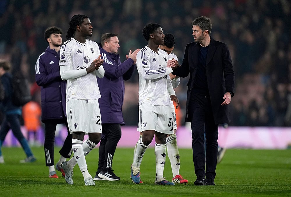 | Photo: Andrew Matthews/PA via AP : Manchester United manager Michael Carrick and Kobbie Mainoo shake hands following an English Premier League soccer match against AFC Bournemouth, in Bournemouth, England. 