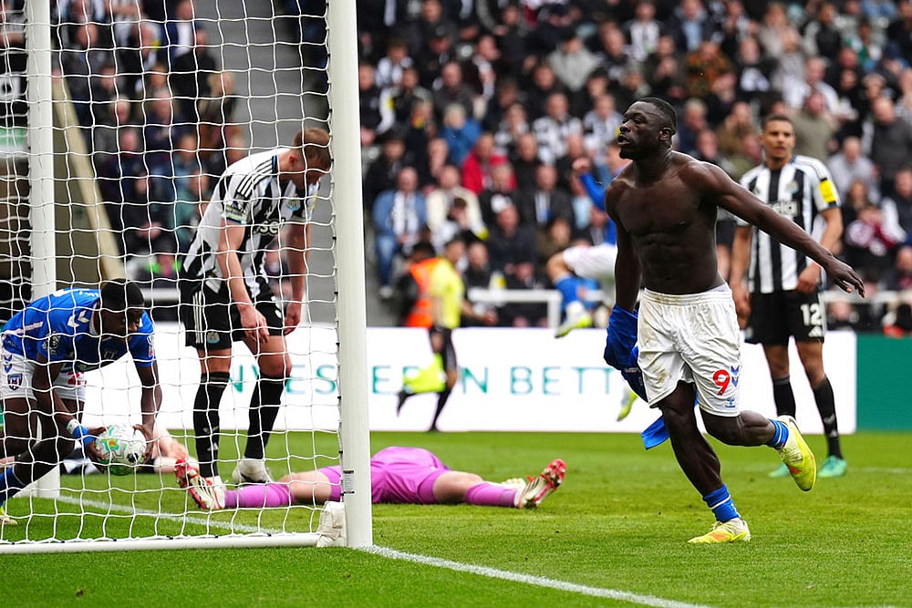 | Photo: Owen Humphreys/PA via AP : Sunderlands Brian Brobbey celebrates after scoring their sides second goal of the game during the Premier League match between Newcastle and Sunderland outside St James Park, Newcastle upon Tyne, England.