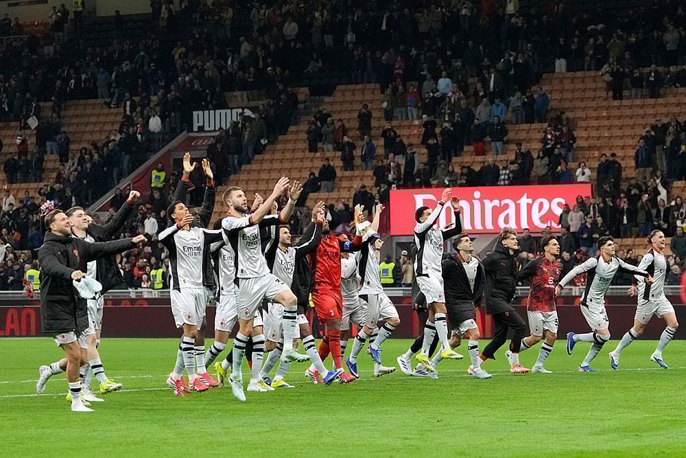 | Photo: AP/Luca Bruno : AC Milan players greet fans after the Serie A soccer match between AC Milan and Torino, in Milan, Italy.