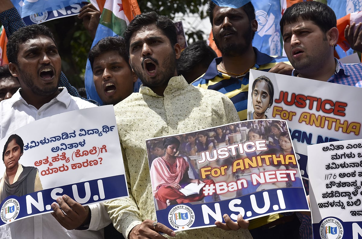 IMAGO / Hindustan Times : NSUI activists staging a demonstration in demand of justice for Anitha and ban of NEET on September 4, 2017 in Bengaluru, India. A few days back Anitha a 17yr old girl from Tamil Nadu committed suicide after she failed to get admission in a Medical College. The Apex Court ordered last month that admissions in Tamil Nadu would be based not on Class 12 marks but on NEET, the national common entrance exam, which Anitha could not crack. 