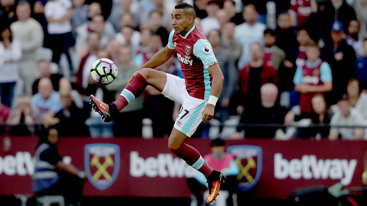 | Photo: AP/Matt Dunham : West Ham United's Dimitri Payet controls the ball during the English Premier League soccer match between West Ham and Southampton in London, on Sept. 25, 2016. 