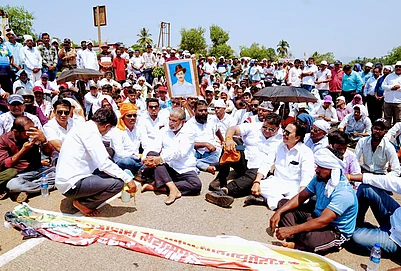 | Photo: Dinesh Parab/Outlook : Mango and cashew farmers from the Konkan region stage a protest under the leadership of Raju Shetti of Swabhimani Shetkari Sanghatana, blocking the Mumbai–Goa National Highway from 11 AM on March 23, demanding urgent government action after crop losses caused by erratic weather.