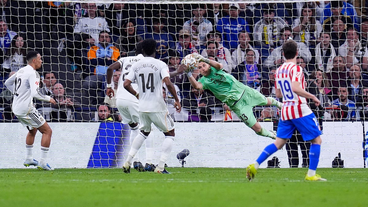 AP/Manu Fernandez : Real Madrids goalkeeper Andriy Lunin, centre, makes a save during the Spanish La Liga soccer match between Real Madrid and Atletico Madrid.