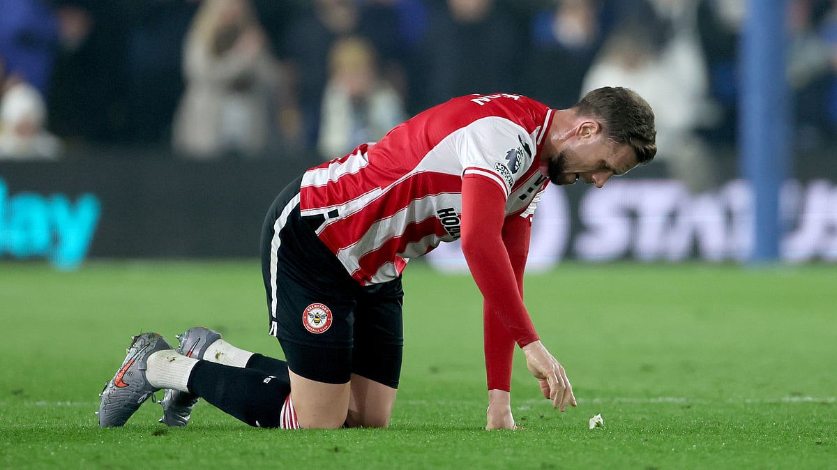 | Photo: AP/Richard Sellers : Brentford's Jordan Henderson kneels on the pitch after picking up an injury during the Premier League match between Leds and Brentford in Leeds, England, Saturday March 21, 2026. 