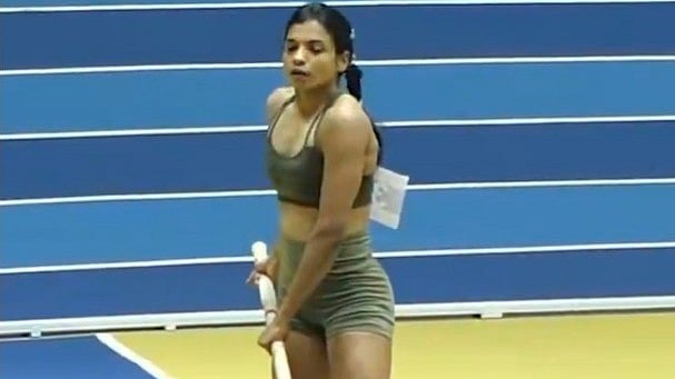 X/Athletics Federation of India : Baranica Elangovan en route breaking the womens pole vault national in Bhubaneswar.