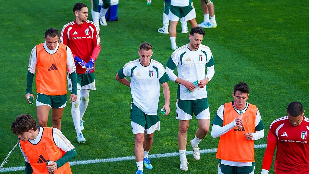 LaPresse via AP : The Italy team during their training session in Florence, Italy.
