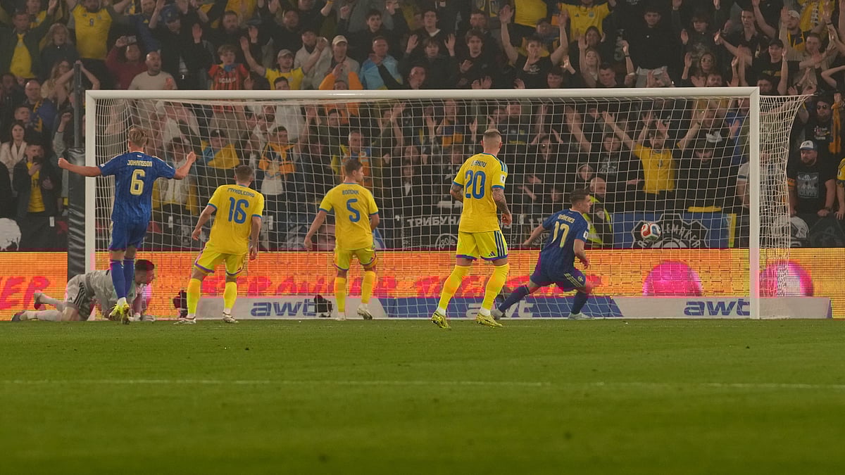 AP/Alberto Saiz : Sweden's Viktor Gyokeres, right, scores the opening goal during a World Cup playoff semifinal soccer match.