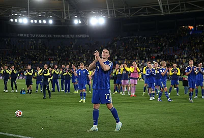 | Photo: AP/Alberto Saiz : Swedens Viktor Gyokeres applauds to supporters at the end of the World Cup playoff semifinal soccer match between Ukraine and Sweden in Valencia, Spain.