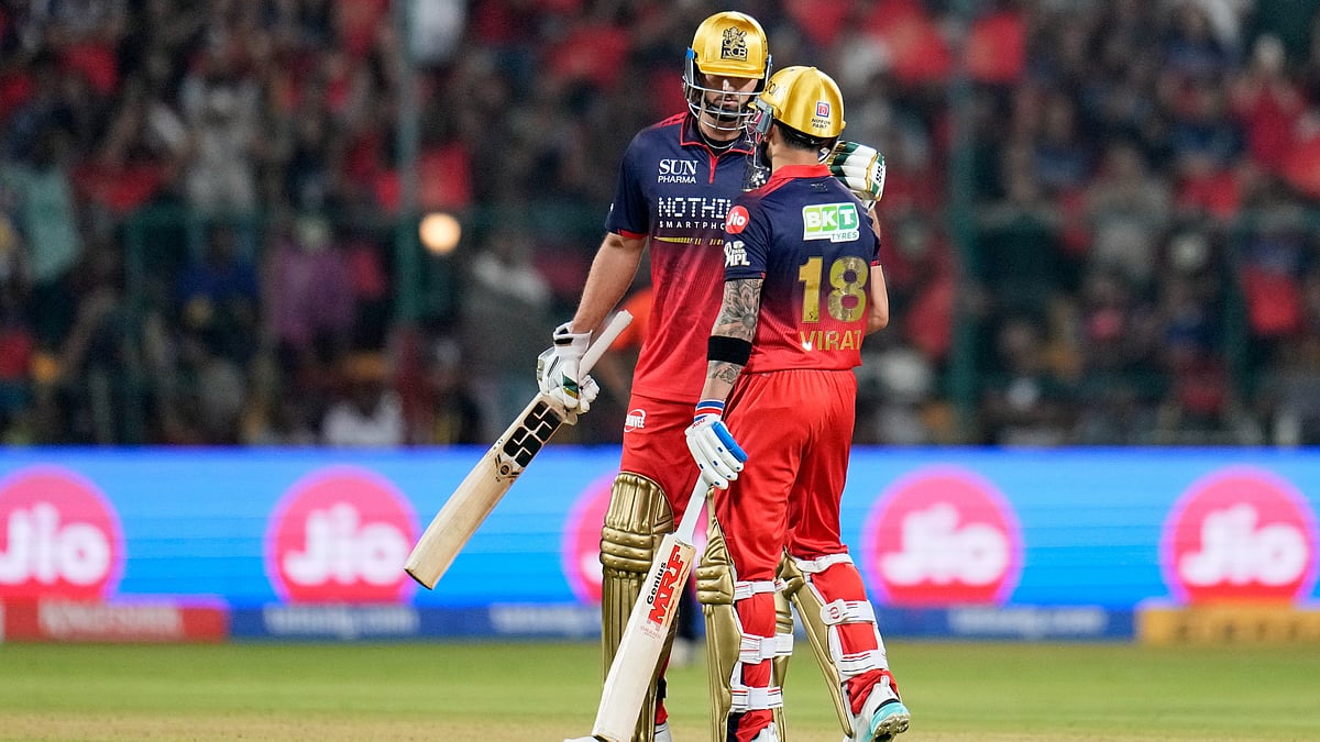 (AP Photo/Aijaz Rahi) : Royal Challengers Bengalurus Virat Kohli, right, celebrates his fifty runs with batting partner Tim David during the Indian Premier League cricket match between Royal Challengers Bengaluru and Sunrisers Hyderabad in Bengaluru, India, Saturday, March 28, 2026