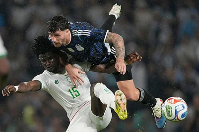 | Photo: AP/Gustavo Garello : Argentinas Marcos Senesi and Mauritanias Pape Ndiaga Yade battle for the ball during a friendly soccer match in Buenos Aires, Argentina.