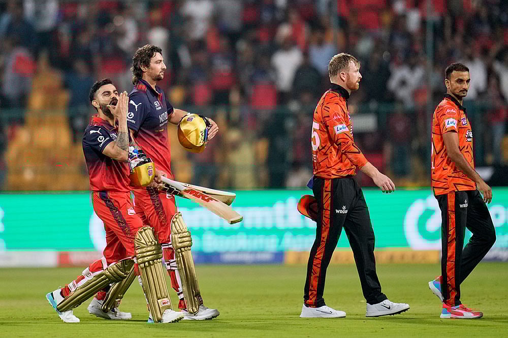 | Photo: AP/Aijaz Rahi : Royal Challengers Bengalurus Virat Kohli, left, gestures to the fans as he walks out with teammate Tim David after winning the Indian Premier League cricket match against Sunrisers Hyderabad in Bengaluru, India, Saturday, March 28, 2026. ()