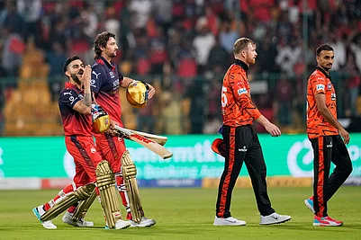 | Photo: AP/Aijaz Rahi : Royal Challengers Bengalurus Virat Kohli, left, gestures to the fans as he walks out with teammate Tim David after winning the Indian Premier League cricket match against Sunrisers Hyderabad in Bengaluru, India, Saturday, March 28, 2026. ()